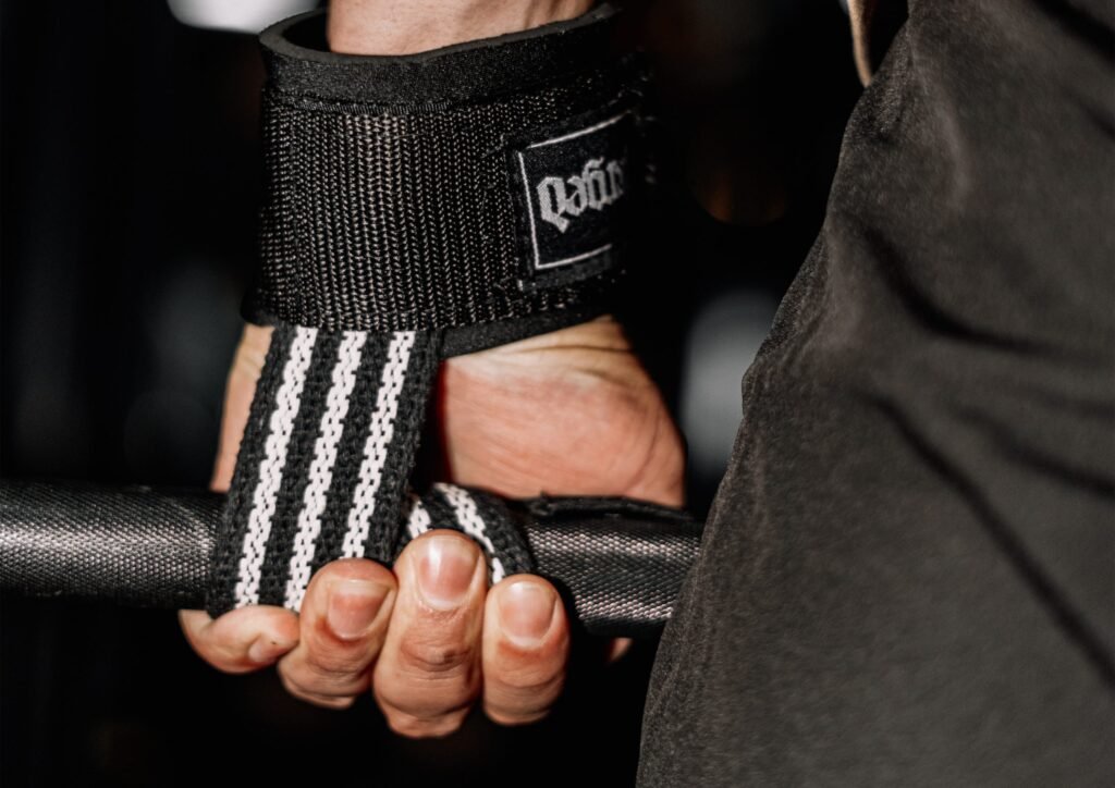 Handgelenkstütze und ergonomischer Schnitt: Wann integrierte Bandagen sinnvoll sind und welche Modelle Stabilität bieten